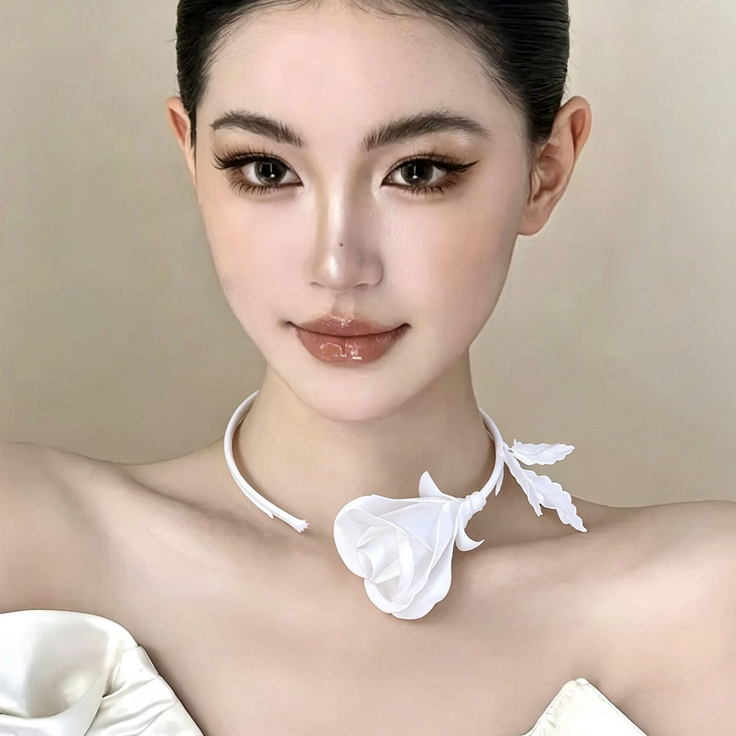 Women Formal Wear Black And White - Collier de fleurs roses blanches et